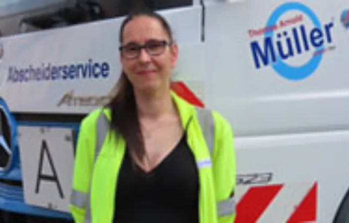 Jasmin Müller, Geschäftsführerin von KARO-Tec, vor Servicefahrzeug für Kanalreinigung