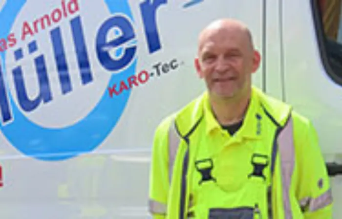 Thomas Arnold Müller, Geschäftsführer von KARO-Tec, vor Servicefahrzeug für Rohr- und Kanaltechnik
