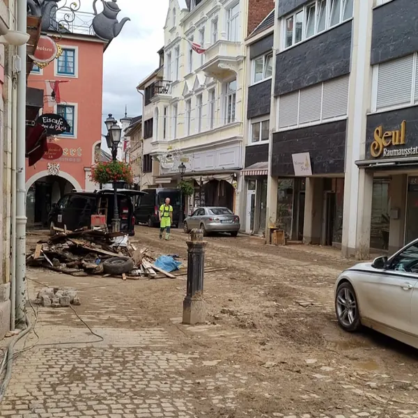 Zerstörte Innenstadtstraße mit Schutt und Schlamm im Ahrtal