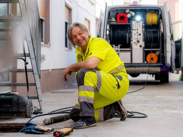 Mitarbeiter von KARO-Tec bei der Dichtheitsprüfung vor dem Servicefahrzeug