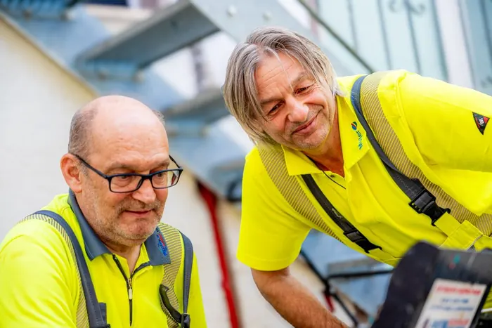 Zwei Mitarbeiter von KARO-Tec bei der Besprechung