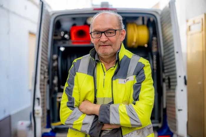 Mitarbeiter von KARO-Tec vor dem Kanalinspektionsfahrzeug
