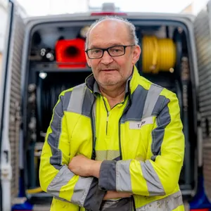 Mitarbeiter von KARO-Tec vor dem Kanalinspektionsfahrzeug