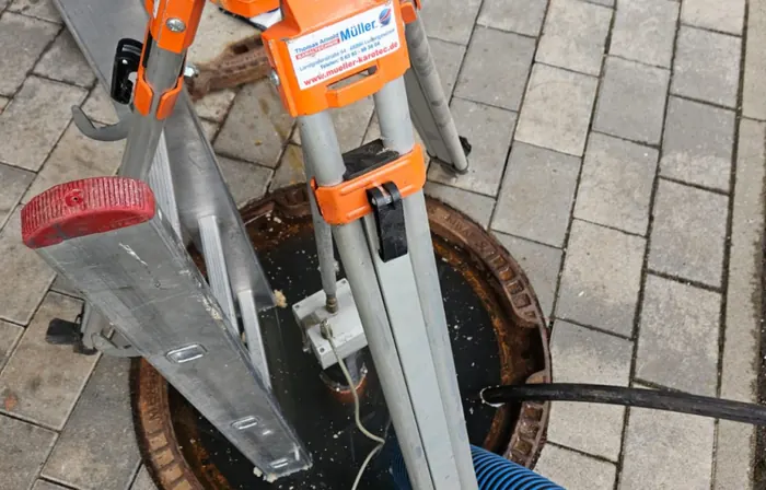 Prüfstativ über einem Kanalschacht bei der Dichtheitsprüfung