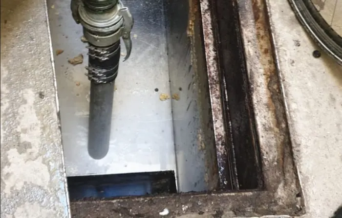 Fettabscheider mit Ablagerungen vor der Reinigung