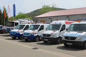 Fuhrpark von KARO-Tec vor dem Firmengebäude
