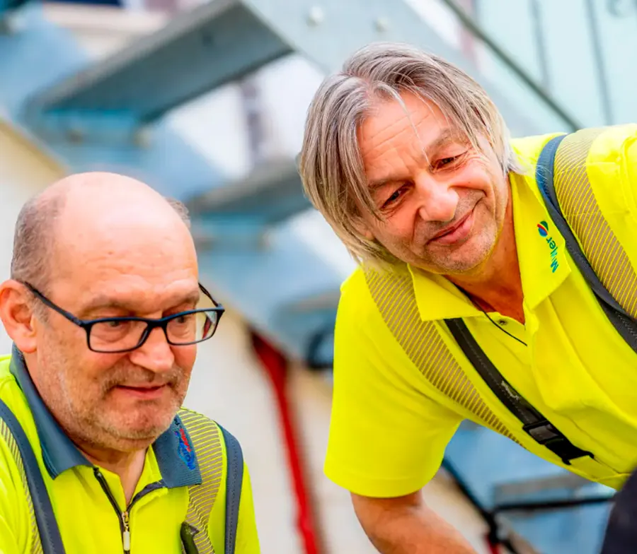 Zwei Mitarbeiter von KARO-Tec bei der Arbeit
