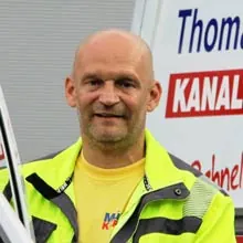 Thomas Arnold Müller von KARO-Tec bei der Arbeit an einem Einsatzfahrzeug für Kanalreinigung