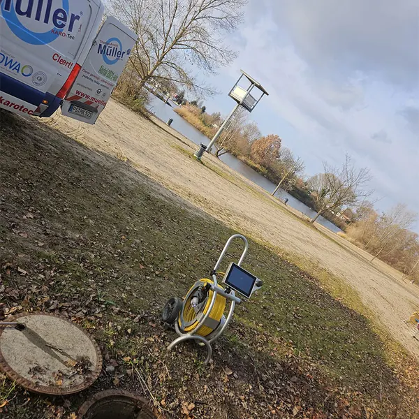 Kanalkamera an einem Schacht an der Blauen Adria, im Hintergrund das Servicefahrzeug