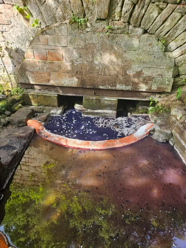 Ölsperre im verschmutzten Gewässer beim Ölunfall in Schönau