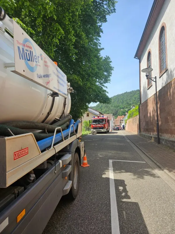 Saugfahrzeug und Feuerwehr beim Ölunfall in Schönau