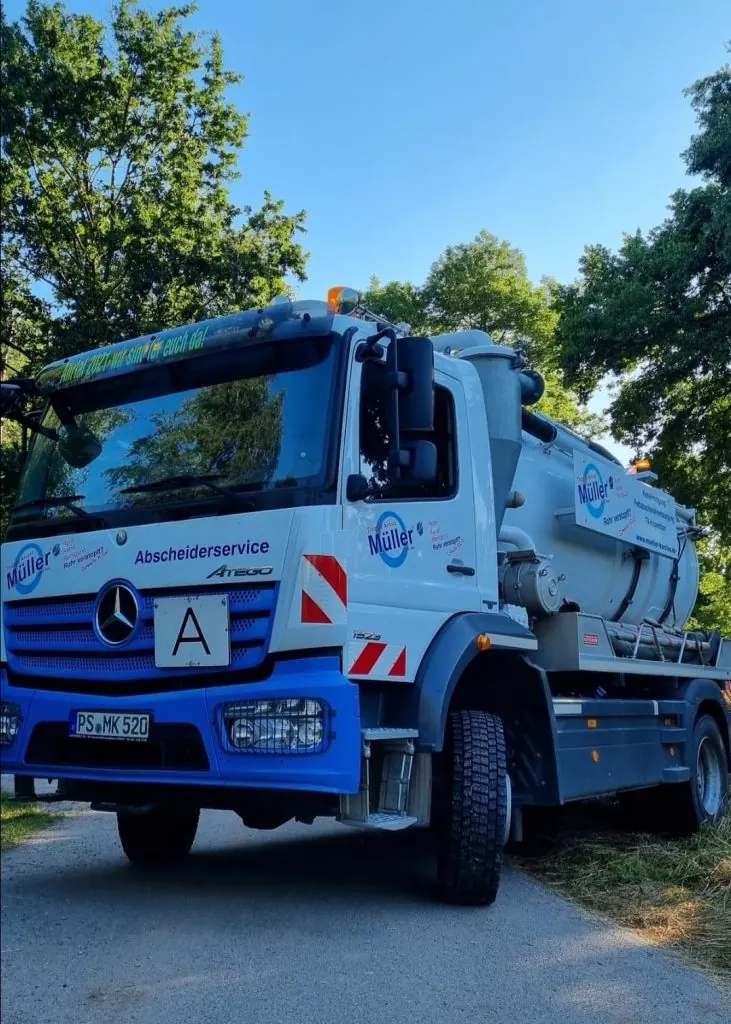 Saug- und Spülfahrzeug von KARO-Tec im Einsatz an einem Waldweg