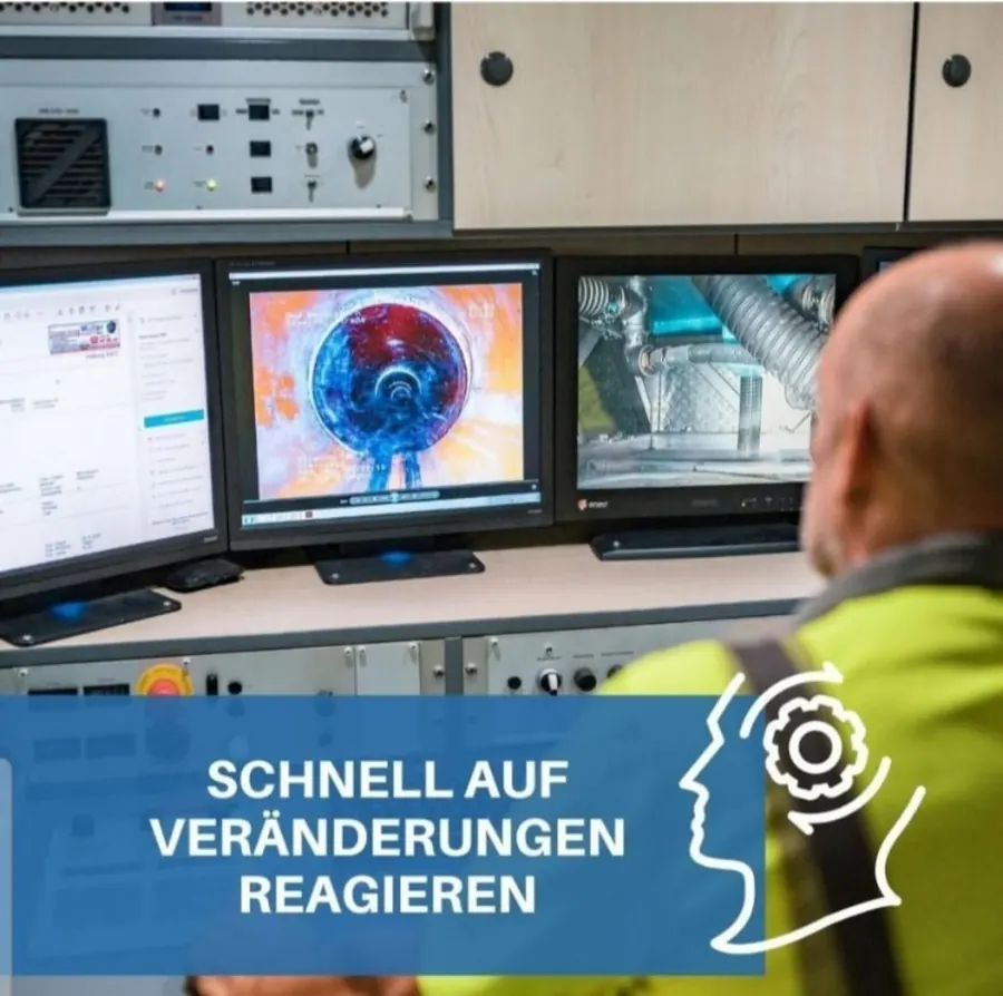 Mitarbeiter wertet Aufnahmen der Kanalkamera an mehreren Monitoren aus