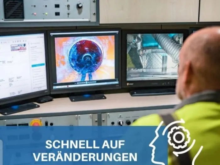 Mitarbeiter wertet Aufnahmen der Kanalkamera an mehreren Monitoren aus